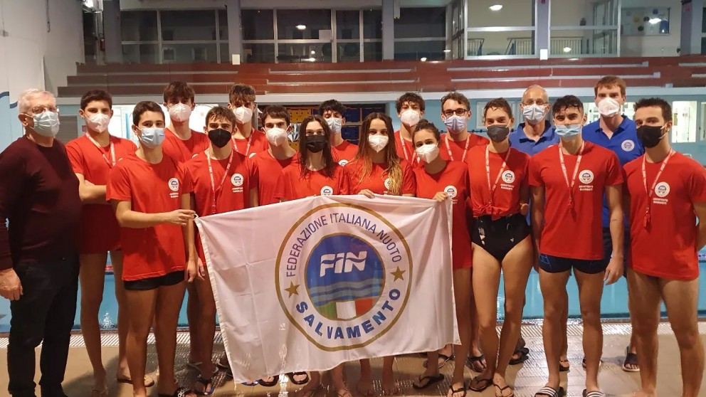 Gli assistenti bagnanti del 30° corso, con la commissione esaminatrice