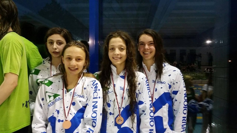 la staffetta categoria ragazze (Pellegrini, Turrini, Sala, Zanetti)