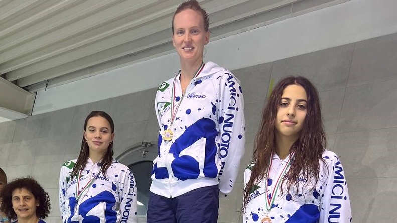 il podio dei 100 percorso misto assolute: Rigatti oro, Suman argento, Raso bronzo