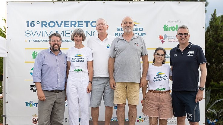 da sx: Assessore Sport Rovereto Michele Dorigotti, Ideatrice Euregio Swim Cup Sabine Dejakum, Pres Amici Nuoto Riva Luciano Rigatti, Pres Leno 2001 Gianfranco Barbiero, Pres 2001 Team Beatrice Barbiero, Pres FIN CP Trento Cristian Sala
